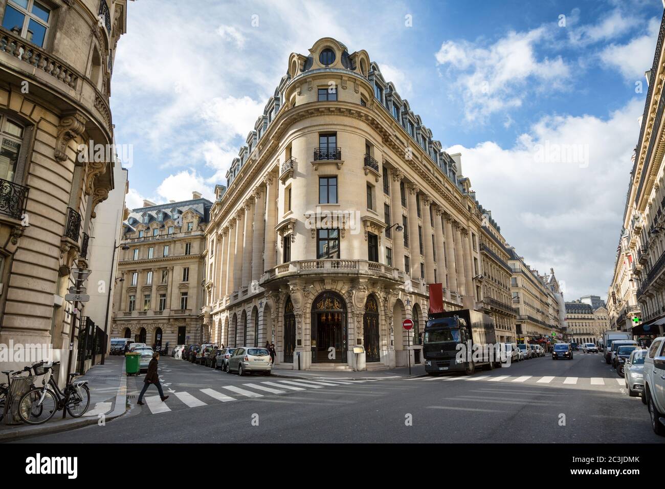 PARIS, FRANCE - 2 mars 2015 : l'acritechture typique de la célèbre rue la Fayette dans le centre de Paris, au début du printemps. 2 mars 2015 à Paris Banque D'Images