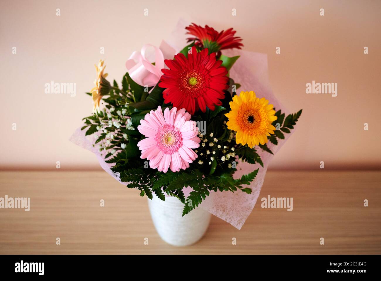 Arrangement floral dans un vase en céramique ( Gerbera ) Banque D'Images