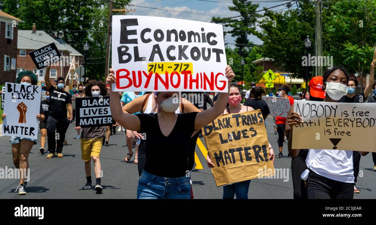 La dix-septième manifestation Black Lives Matter George Floyd March - foule de manifestants tenant des panneaux et marchant dans les rues à Teaneck, NJ - Economic Black Banque D'Images