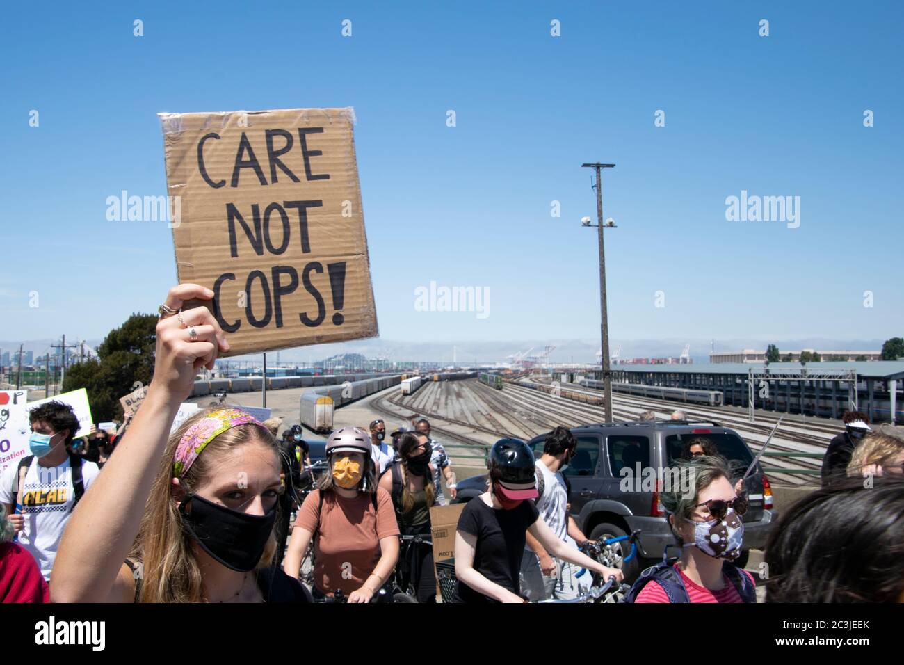 Un manifestant porte un signe qui dit : « Care not flics! » Lors d'une manifestation Black Lives Matter, le 19 juin 2020, au port d'Oakland. Banque D'Images