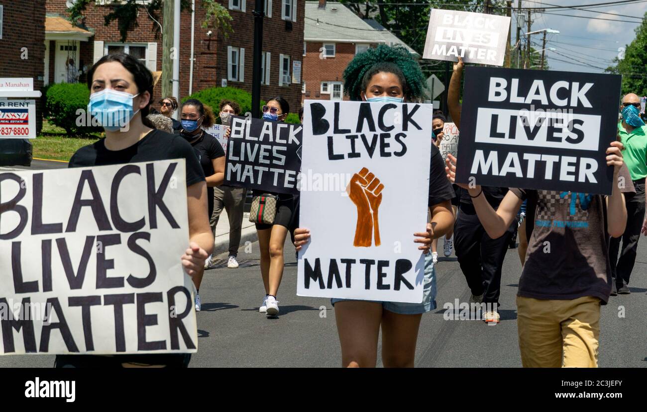 Black Lives Matter Protest le dix-septième mars - des panneaux défilant dans les rues de Teaneck NJ Banque D'Images