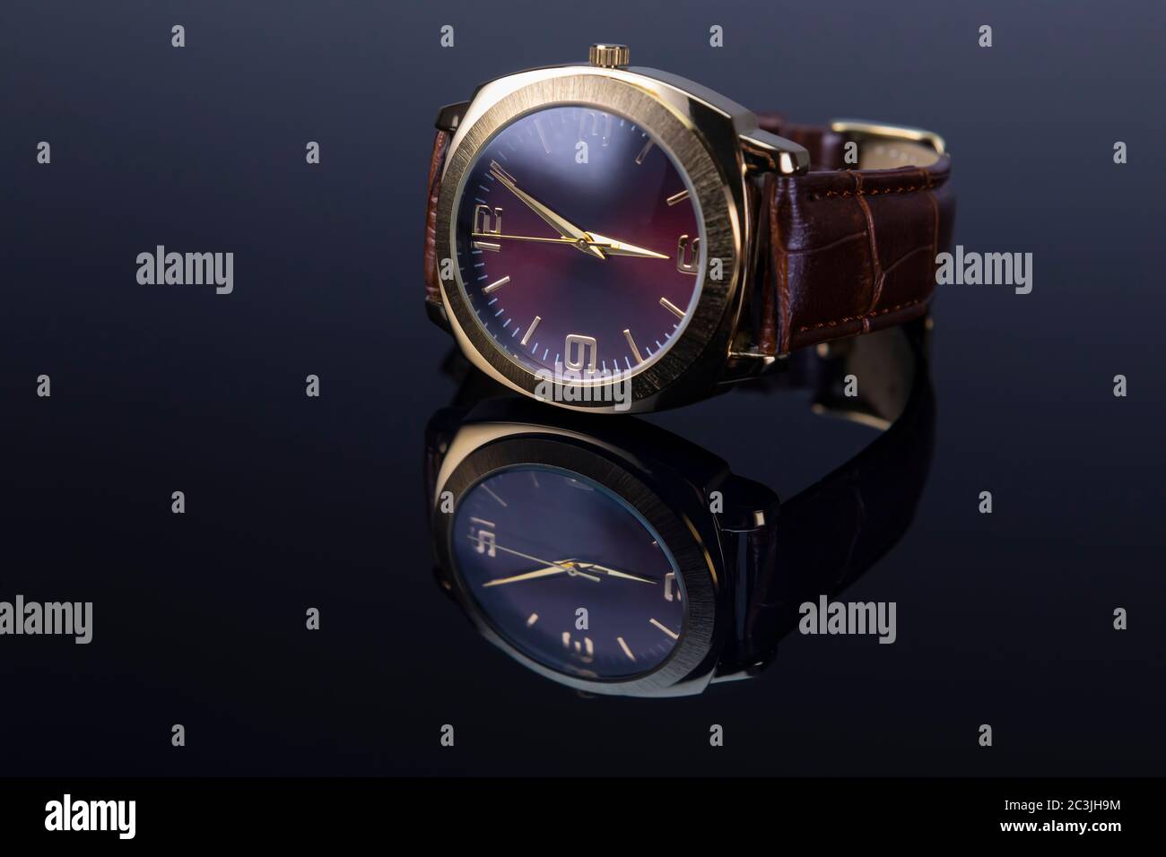 Montre pour hommes avec bracelet en cuir sur fond noir brillant. Concentrez-vous sur 9 un numéro d'horloge. Banque D'Images