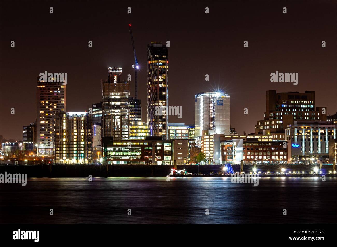 Horizon de Liverpool la nuit. Bâtiments éclairés surplombant la rivière Mersey. Banque D'Images