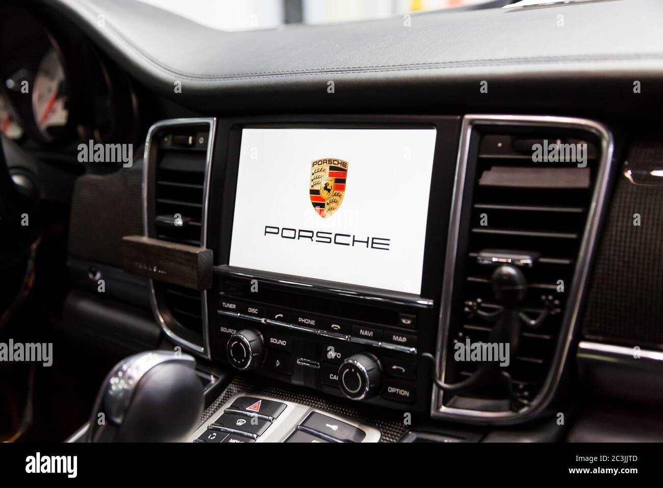 Moscou. Novembre 2018. Intérieur cuir de voiture de luxe haut de gamme. LSD moniteur du système multimédia PCM 3.1 avec le logo de la marque. Inserts en carbone, panneaux en aluminium, boîte de vitesses Banque D'Images Moscou. Novembre 2018. Intérieur cuir de voiture de luxe haut de gamme. LSD moniteur du système multimédia PCM 3.1 avec le logo de la marque. Inserts en carbone, panneaux en aluminium, boîte de vitesses Banque D'Images