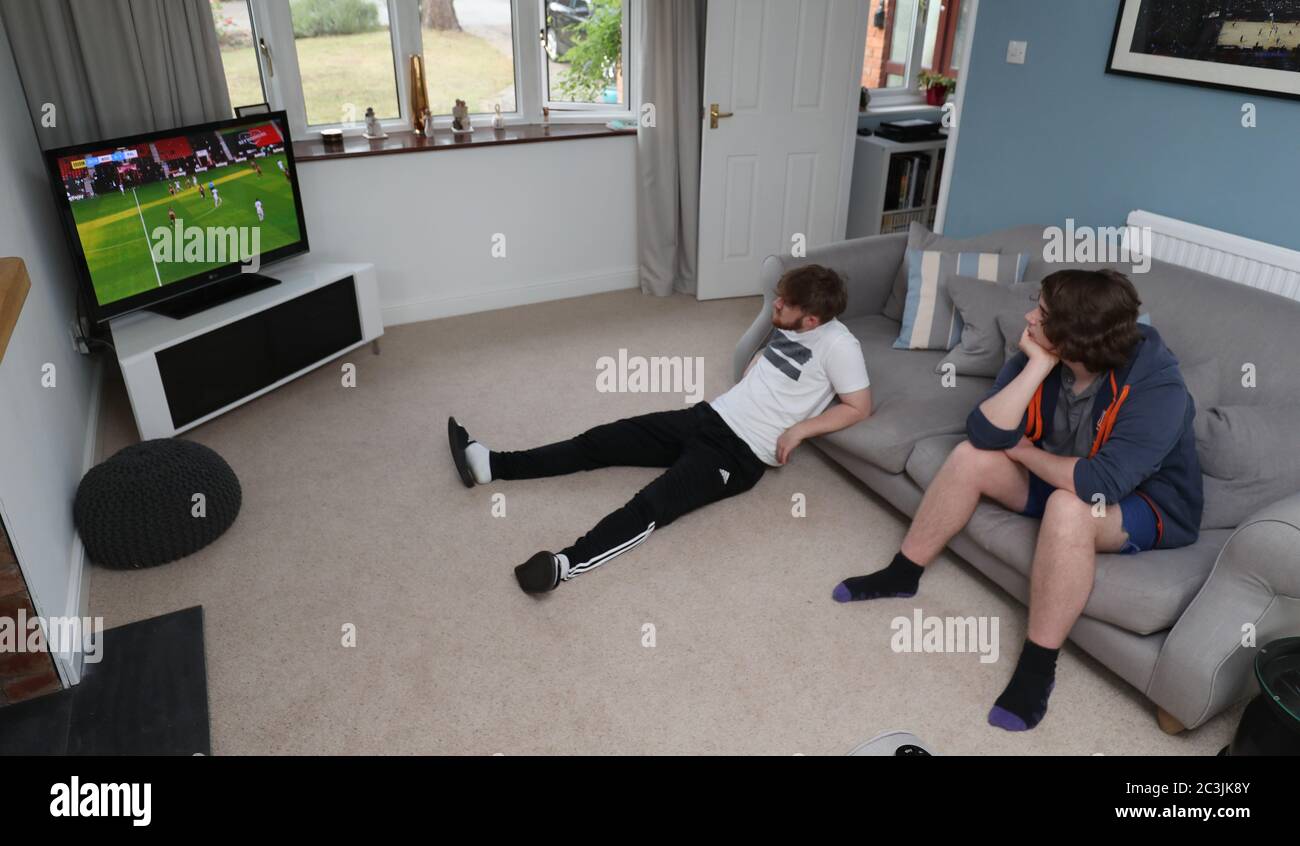 Jack et Sam Davies regardent le match BBC du Day Live Premier League entre l'AFC Bournemouth et Crystal Palace. Banque D'Images
