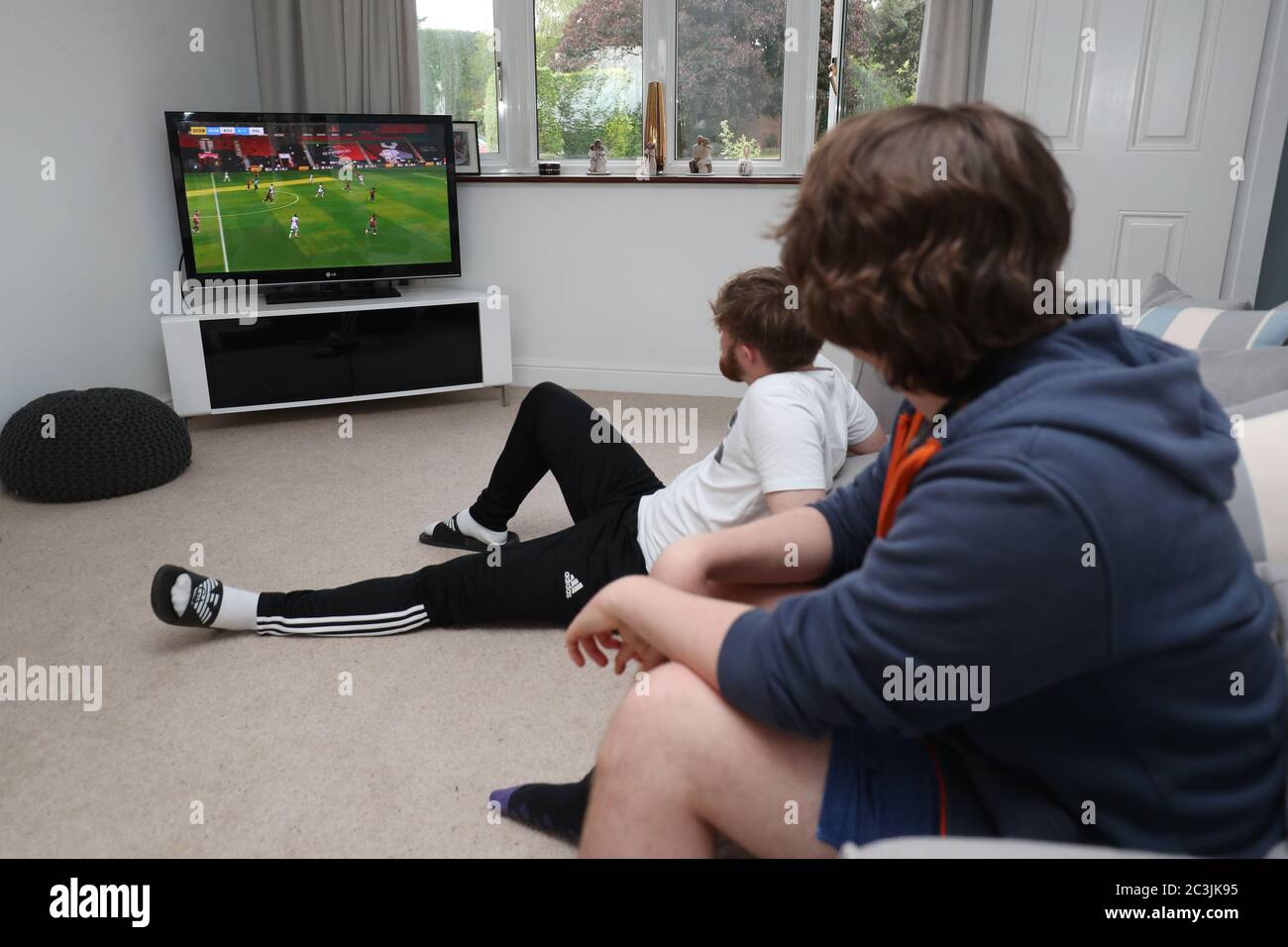 Jack et Sam Davies regardent le match BBC du Day Live Premier League entre l'AFC Bournemouth et Crystal Palace. Banque D'Images