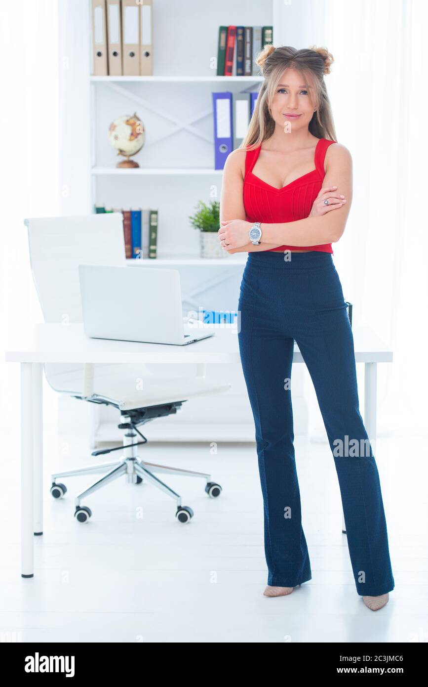 Travail de bureau pour femmes. Secrétaire, agent immobilier, gestionnaire. Belle blonde dans un haut rouge au bureau Banque D'Images