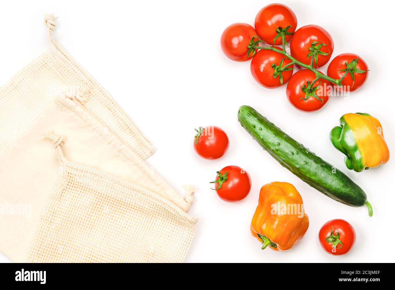 Présentation créative des tomates, concombres, poivrons et sacs réutilisables en coton Banque D'Images