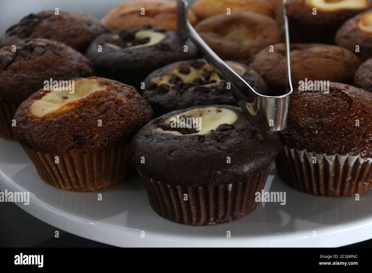 Assortiment de copeaux de chocolat, chocolat en marbre et muffins aux pommes sur un plateau à gâteau Banque D'Images