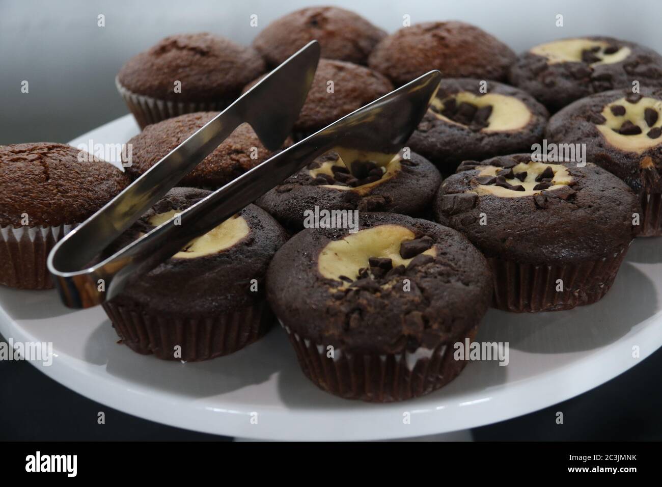 Assortiment de copeaux de chocolat, chocolat en marbre et muffins aux pommes sur un plateau à gâteau Banque D'Images