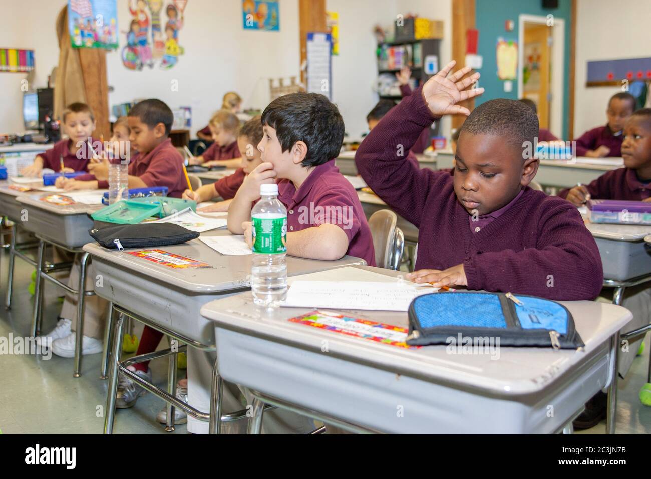 Un Eleve De L Ecole Primaire Leve La Main Pour Repondre A Une Question Photo Stock Alamy