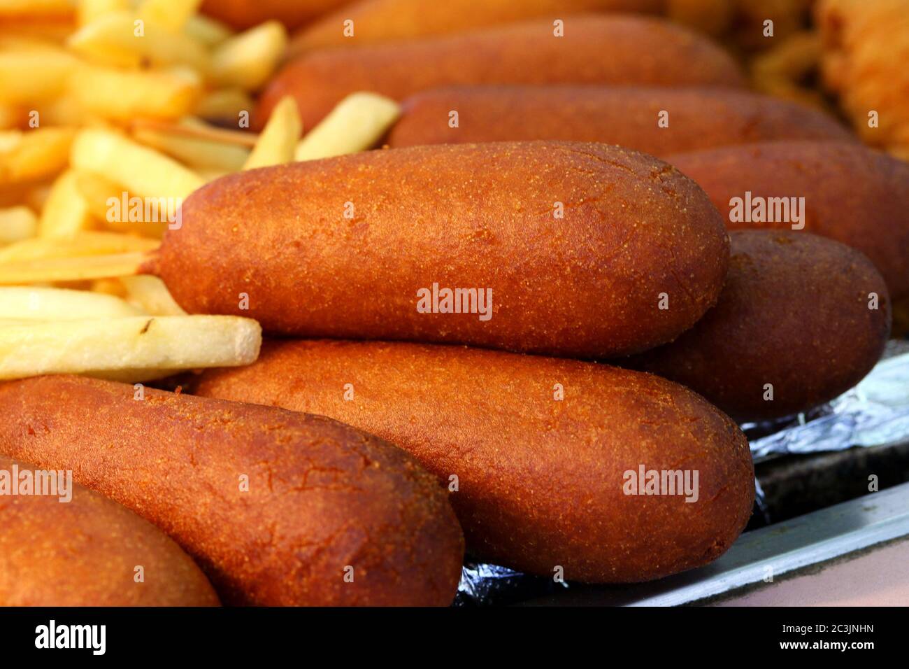 Chiens de maïs avec frites au salon de la rue Banque D'Images