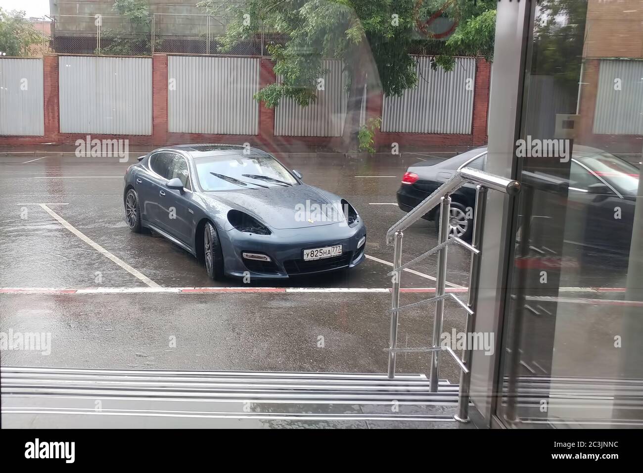 Moscou, Russie - 03 mai 2019 : Gray Porsche Panamera est venu à la concession avec un problème. Les deux phares ont été volés de la voiture Banque D'Images