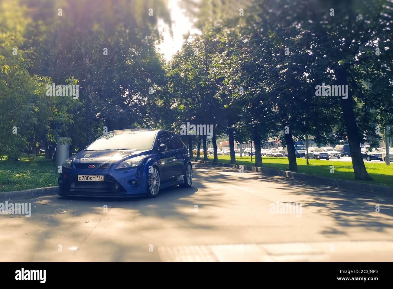 Russie, Moscou - 04 mai 2019 : Ford Focus RS bleu à hayon chaud stationné sur le trottoir. Enfreint les règles de stationnement. Voiture de course sur la route piétonne Banque D'Images