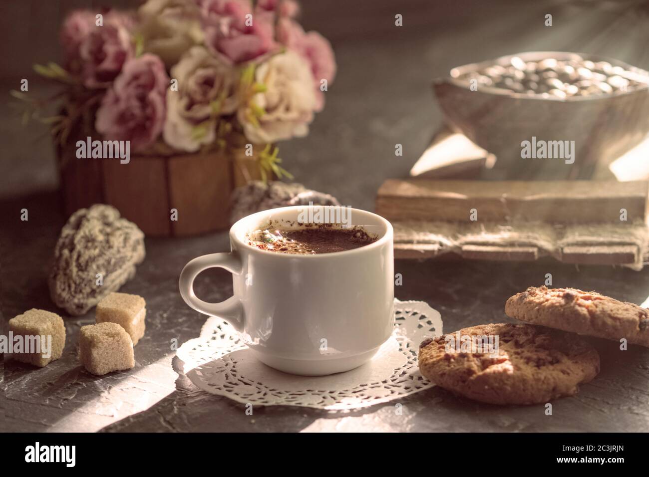 Café du matin avec biscuits et morceaux de sucre de canne au soleil. Style vintage Banque D'Images