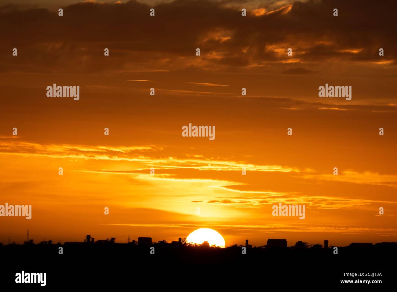 Silhouette de lever de soleil colorée à Anchieta, État d'Espirito Santo, Brésil Banque D'Images