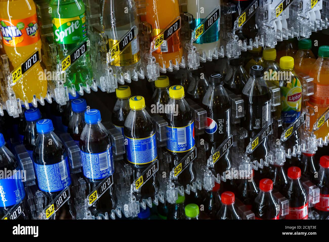 Bucarest, Roumanie - 17 juin 2020 UN distributeur automatique avec plusieurs marques de boissons gazeuses dans des bouteilles colorées. Cette image est destinée à un usage éditorial Banque D'Images