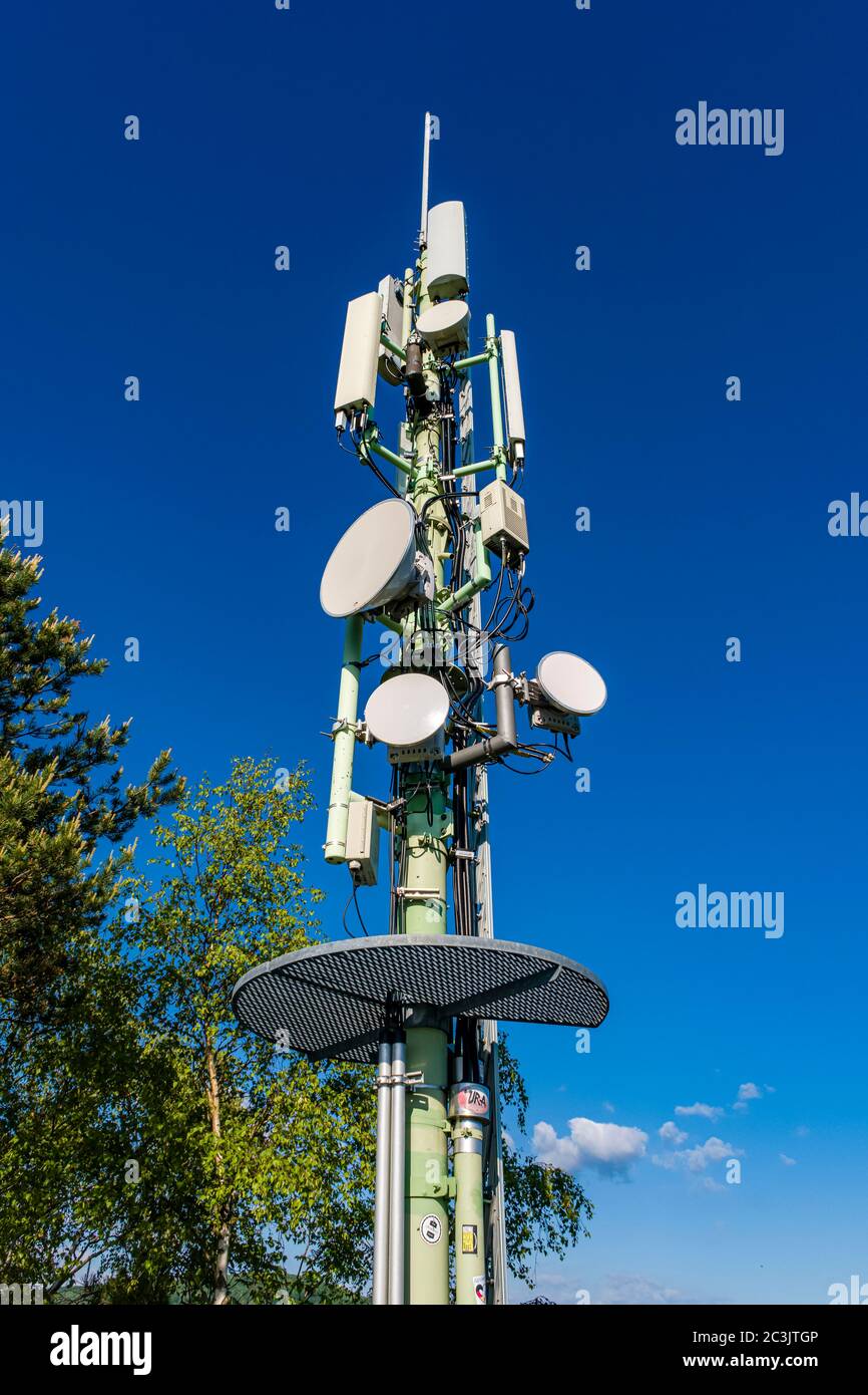 Un mât de station de base de téléphone cellulaire avec antennes et réflecteurs Banque D'Images