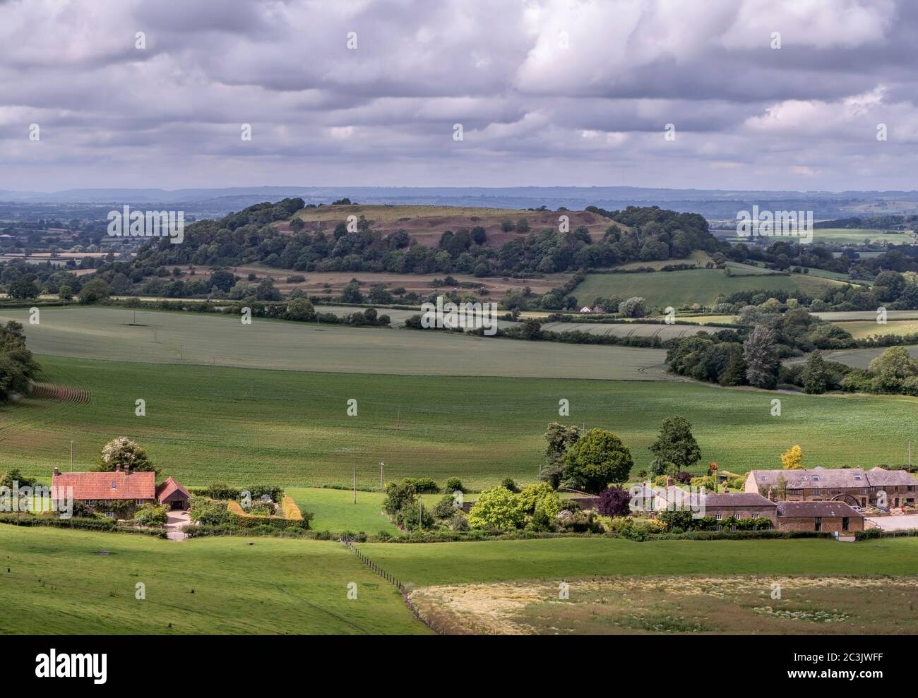 Vue vers le château de Cadbury - Bronze et Iron Age Hillfort dans le Somerset en Angleterre Banque D'Images