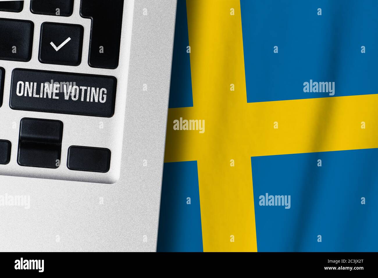 Concept de vote en ligne au Royaume de Suède. Clavier près du drapeau de pays. Banque D'Images