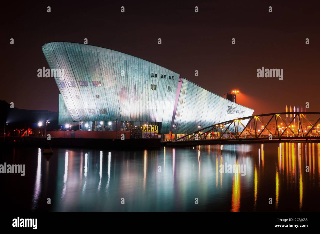 Le musée Nemo à Amsterdam la nuit Banque D'Images