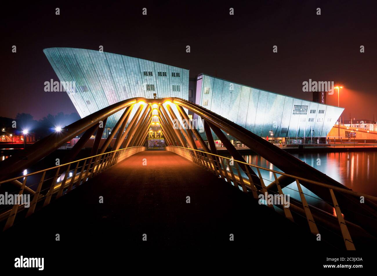 Le musée Nemo à Amsterdam la nuit Banque D'Images