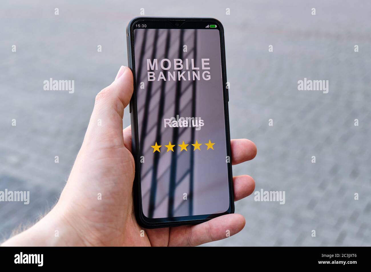 Les mains de smartphone avec interface bancaire mobile et inscription nous ont donné 5 étoiles. Banque D'Images Les mains de smartphone avec interface bancaire mobile et inscription nous ont donné 5 étoiles. Banque D'Images