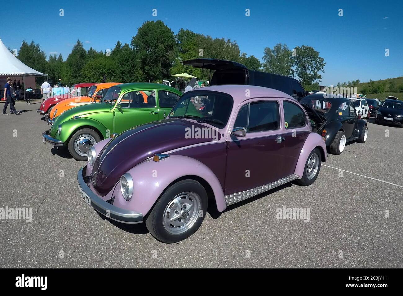 Moscou, Russie - 01 juin 2019 : voitures de rencontre Volkswagen scarabée (Kaefer) dans le parking ouvert de la rue. Voitures colorées garées Banque D'Images
