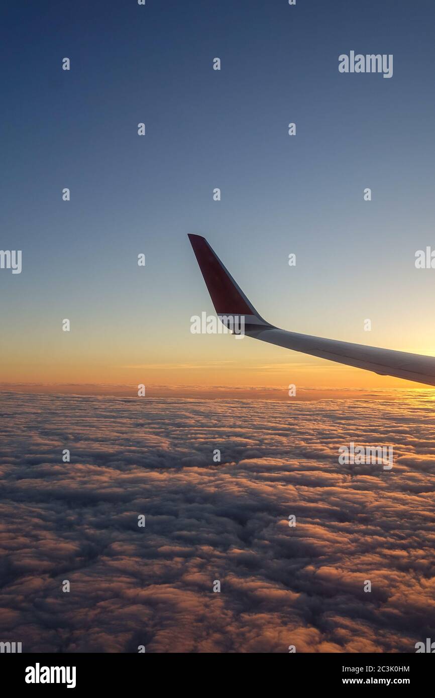 Volant au-dessus des nuages Banque D'Images