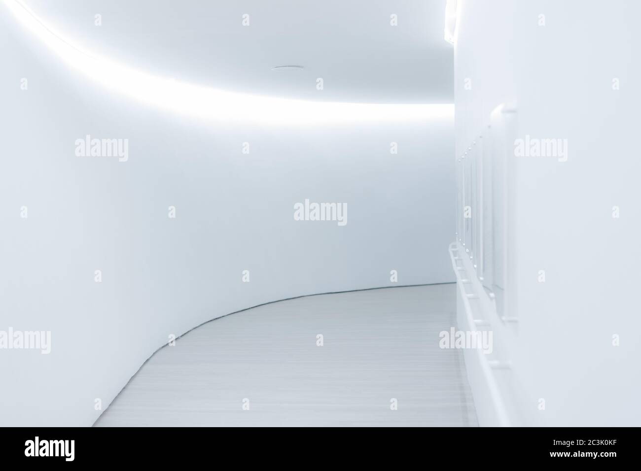 Photo verticale d'un couloir blanc parfaitement bien éclairé Banque D'Images
