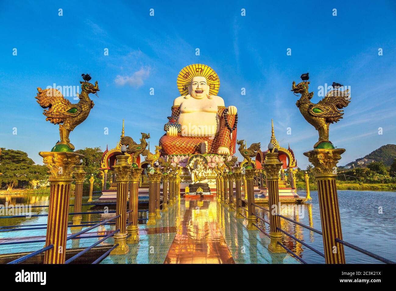 Statue de bouddha géant souriant ou heureux au temple de Wat Plai Laem, Samui, Thaïlande en été Banque D'Images