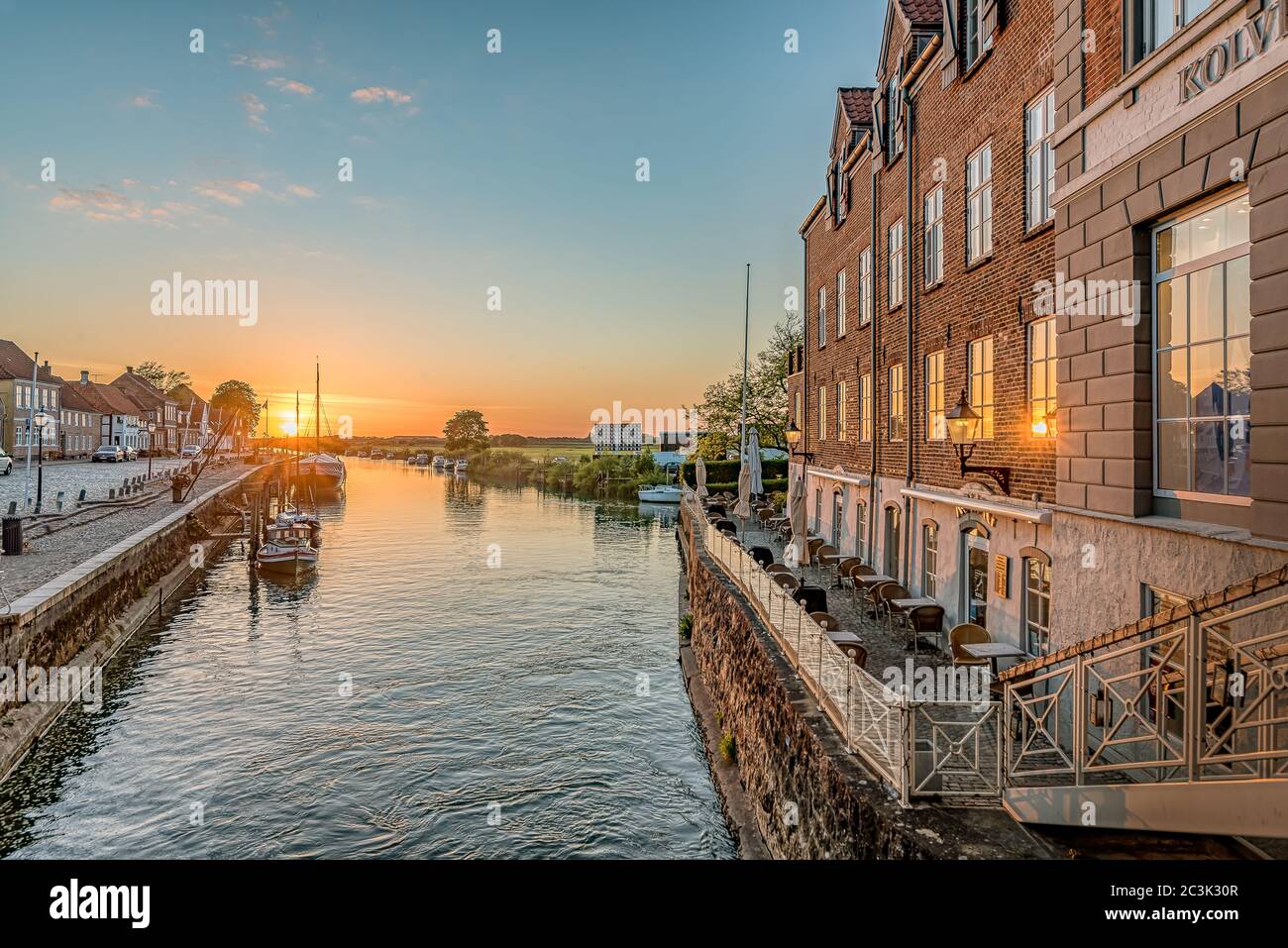 La rivière Ribe et l'ancien célèbre restaurant Kolvig qui se reflète dans le coucher du soleil à l'écluse, Ribe, Danemark, 29 mai 2020 Banque D'Images