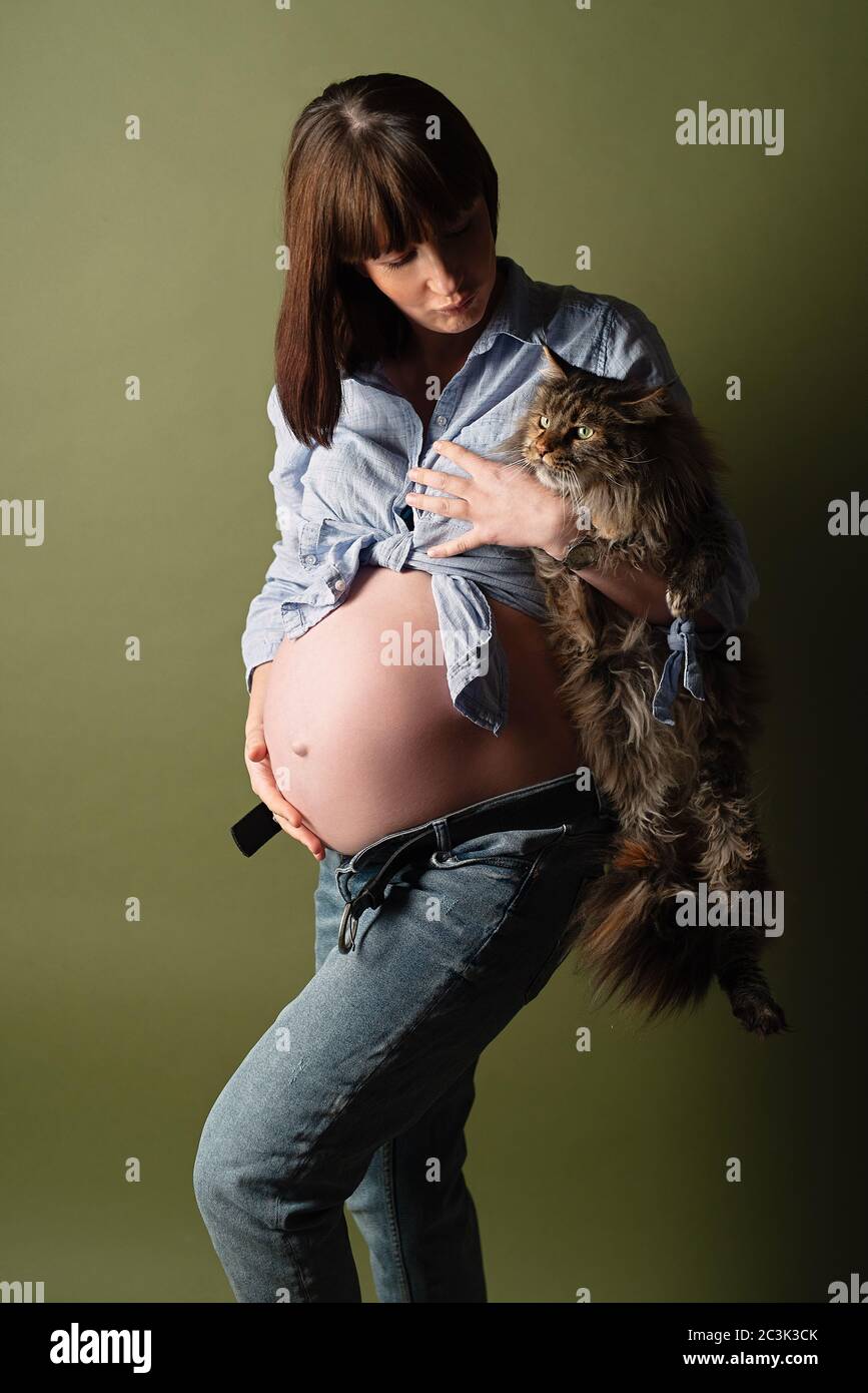 Une Jeune Femme Enceinte Au Ventre Geant Tient Le Chat Dans Ses Bras Photo Stock Alamy Une Jeune Femme Enceinte Au Ventre Geant Tient Le Chat Dans Ses Bras Photo Stock Alamy