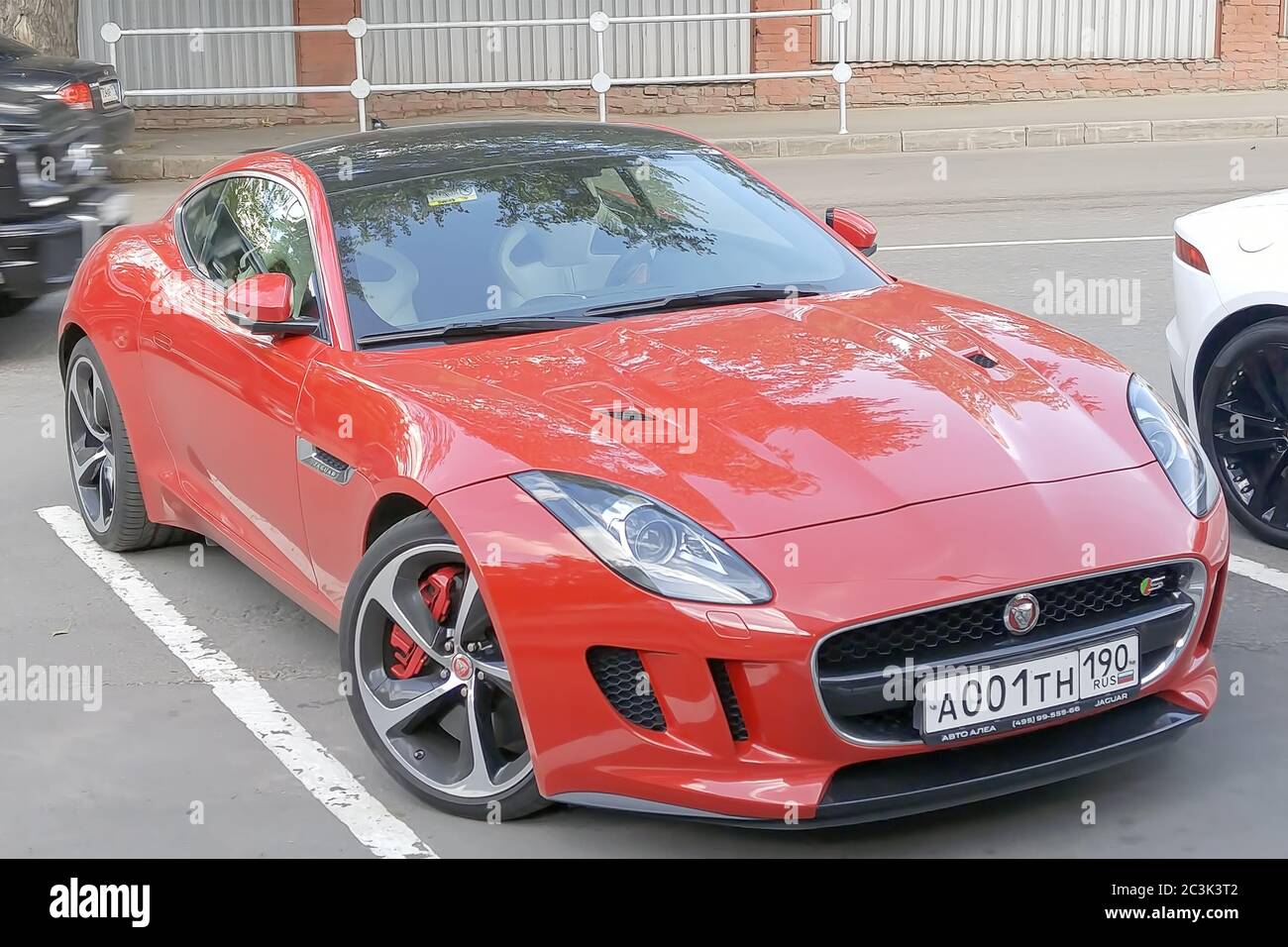 Moscou. Automne 2018. Jaguar F - type S rouge garée près d'un concessionnaire Porsche. Banque D'Images
