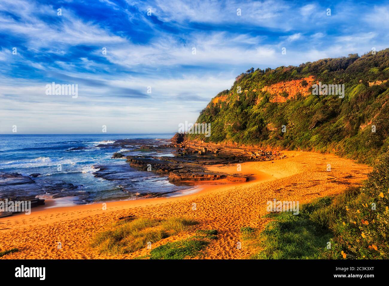 Calme et isolé plage de TUrimetta à marée basse sur la côte de l'océan Pacifique de Sydney, dans la lumière douce du matin. Banque D'Images