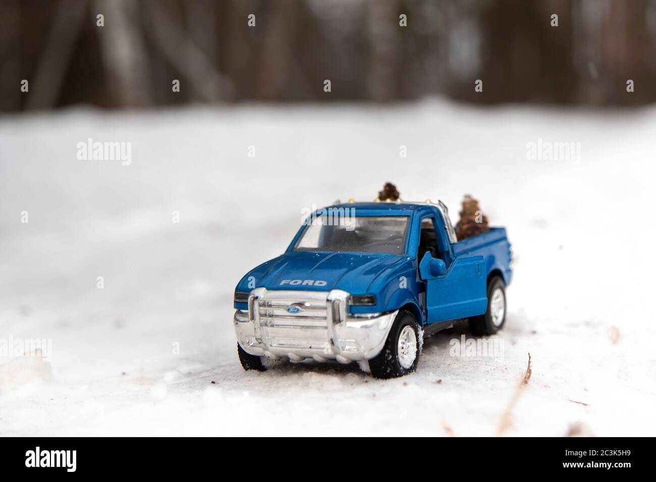 Moscou. Décembre 2018. Camionnette Ford F350 bleue avec porte ouverte. Sur une route enneigée en hiver. Forêt sur fond Banque D'Images