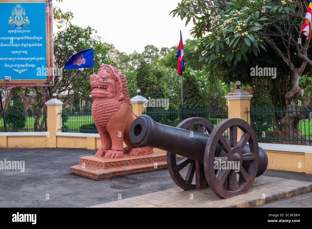 Statue de canon et de lion, Battambang, Cambodge Banque D'Images