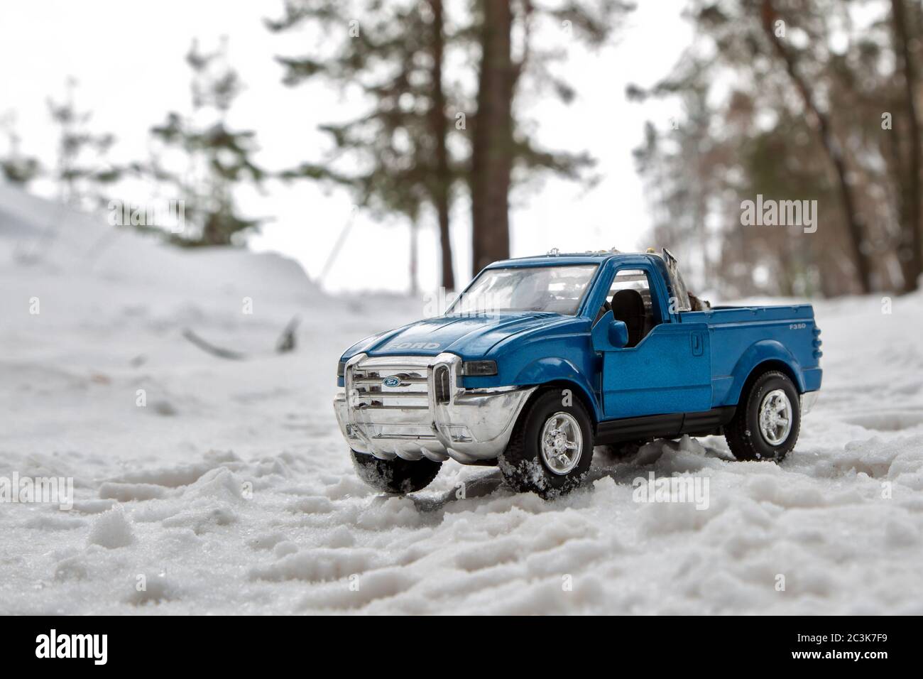Moscou. Décembre 2018. Camion de pick-up bleu Ford F350 avec porte ouverte dans la forêt enneigée. Route d'hiver Banque D'Images