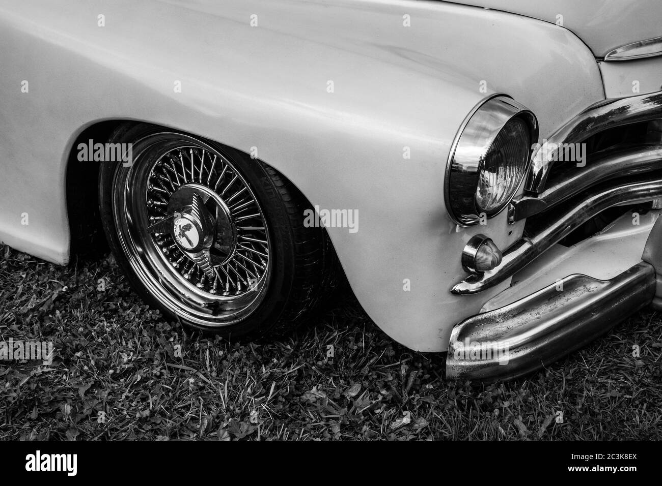 Moscou, Russie - 13 juillet 2019 : GAZ M20 Pobeda. Une vieille voiture rétro est garée sur l'herbe avec des roues classiques américaines. Noir et blanc Banque D'Images
