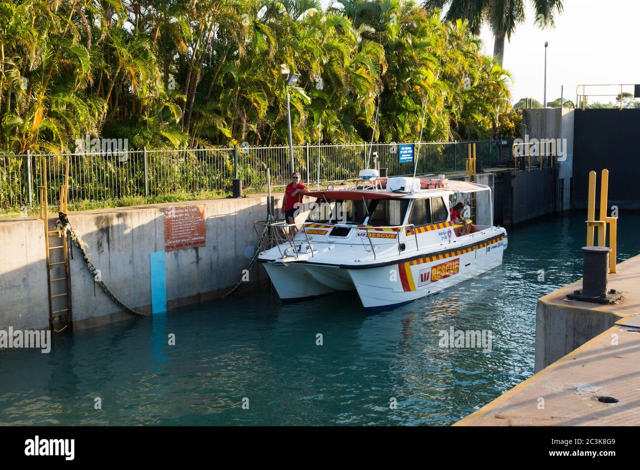 Le bateau de sauvetage Westpac qui revient par l'écluse de Cullen Bay d'un voyage en mer Banque D'Images