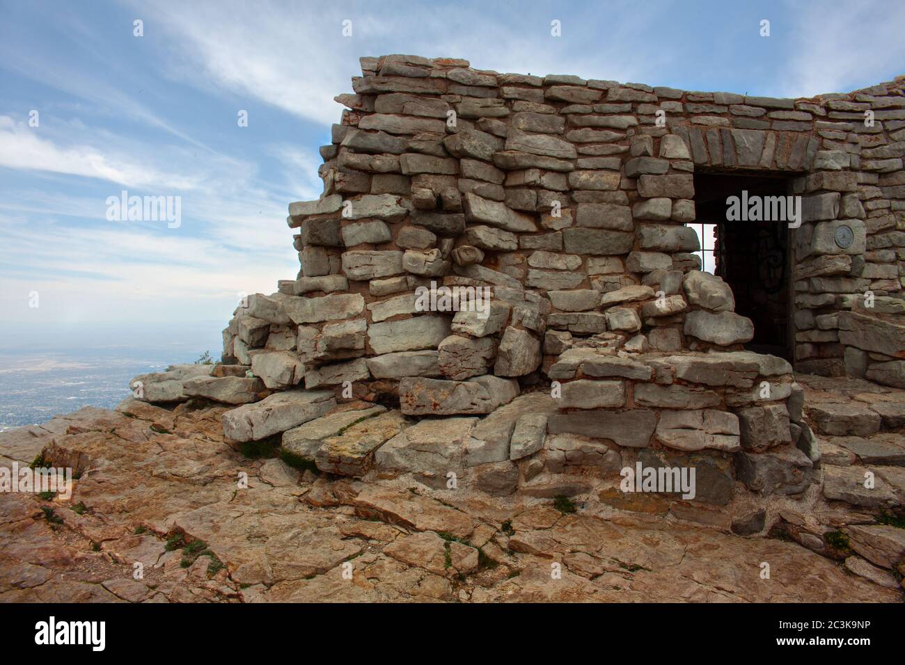 Ruines en pierre de la cabine Kiwanis sur le Sandia Crest dans les montagnes Sandia à l'extérieur d'Albuquerque, Nouveau-Mexique Banque D'Images