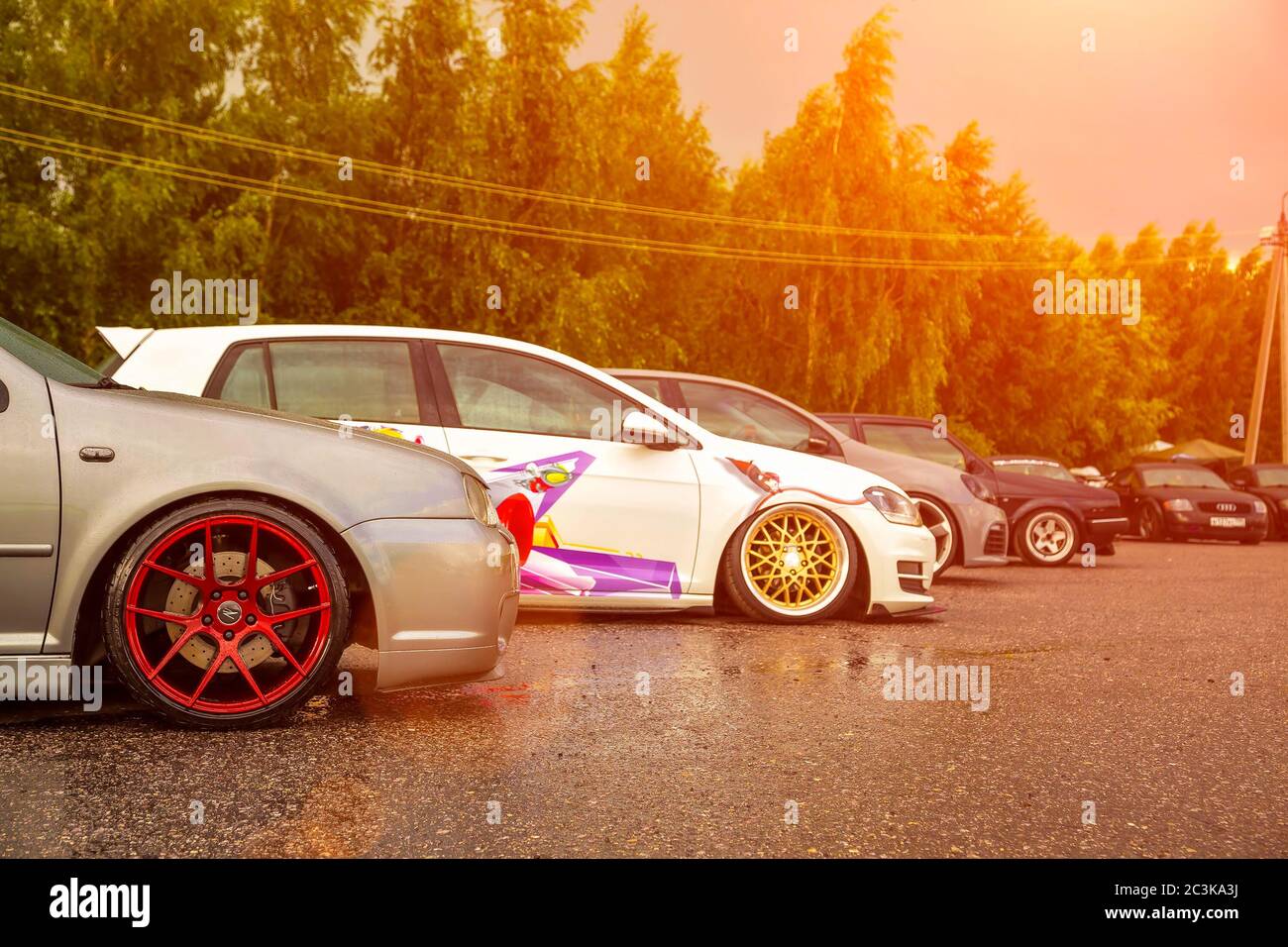 Moscou, Russie - 19 juillet 2019 : modèle sport bas équipé de roues en alliage rouge Candy. Volkswagen Golf mk 4 est sur la rue près du golf 7 avec des décalques Stanced lowrider avec capuche badboy. Banque D'Images