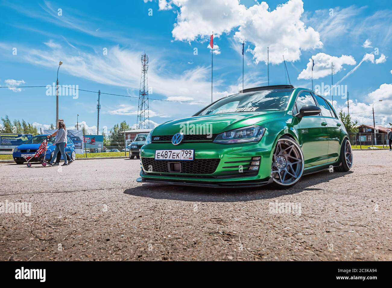 Moscou, Russie - 06 juillet 2019: Tuned Volkswagen Golf 7 serré dans un  film de vinyle vert. Roues exclusives installées, suspension pneumatique.  LowRider dans le parking Photo Stock - Alamy