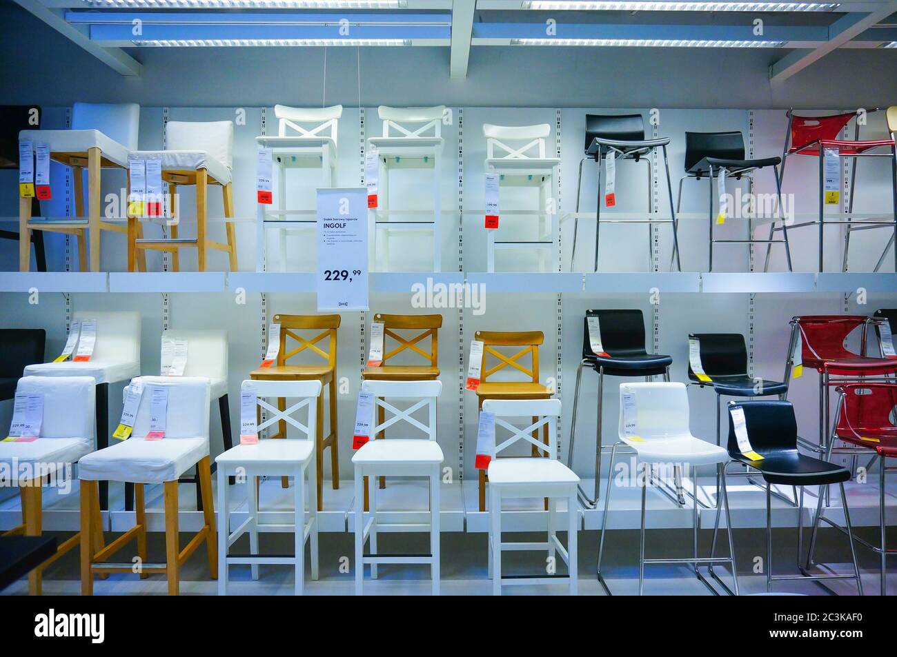 POZNAN, POLOGNE - 18 janvier 2014 : mélange de chaises en vente dans un magasin de meubles Ikea. Banque D'Images