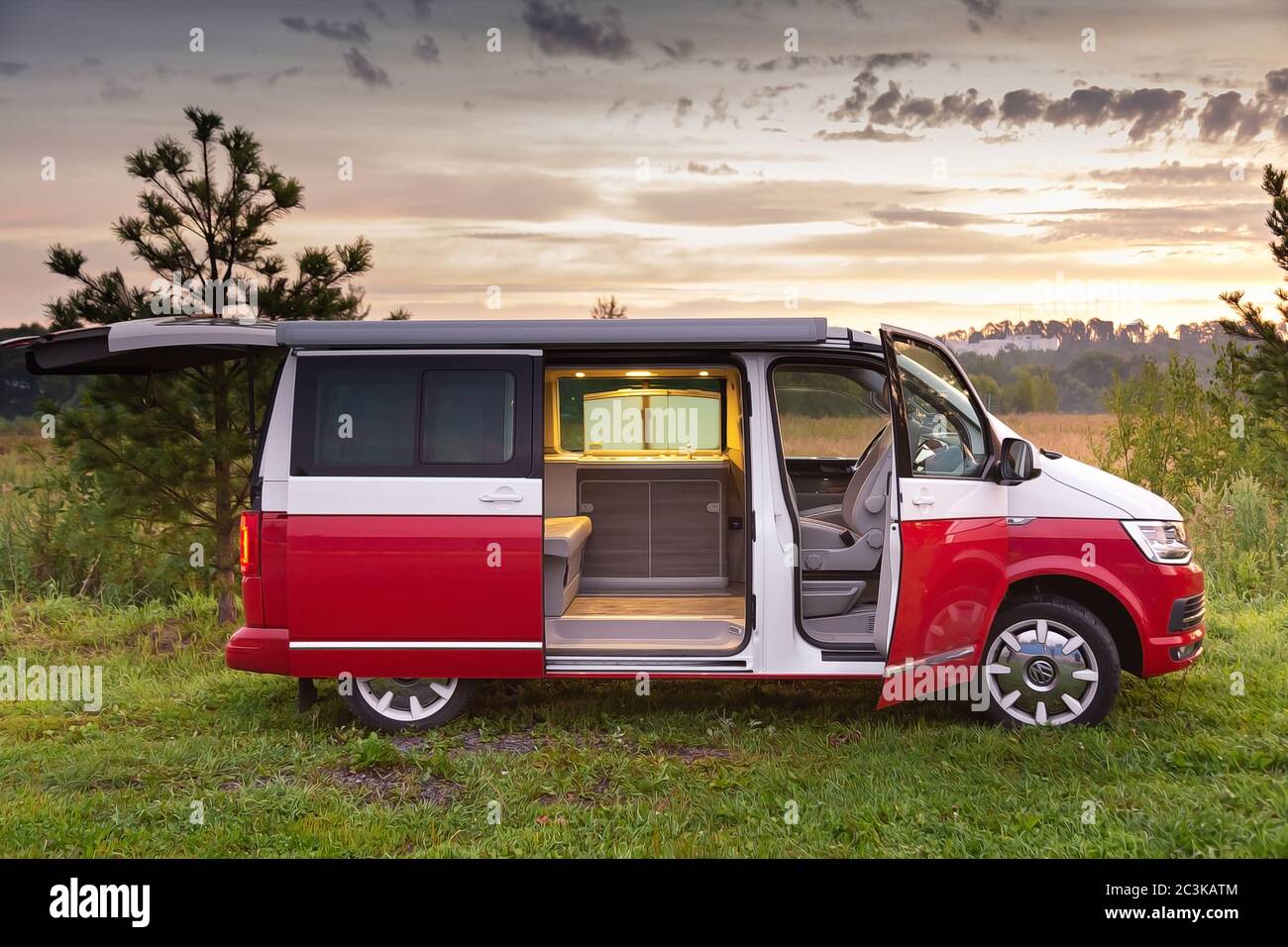 Saint-Pétersbourg, Russie - 22 juillet 2019 : Volkswagen Multivan  California Ocean (transporteur), moderne couleur rouge et blanc. Est garée  dans la forêt à vue du lever du soleil et portes ouvertes Photo Stock -  Alamy