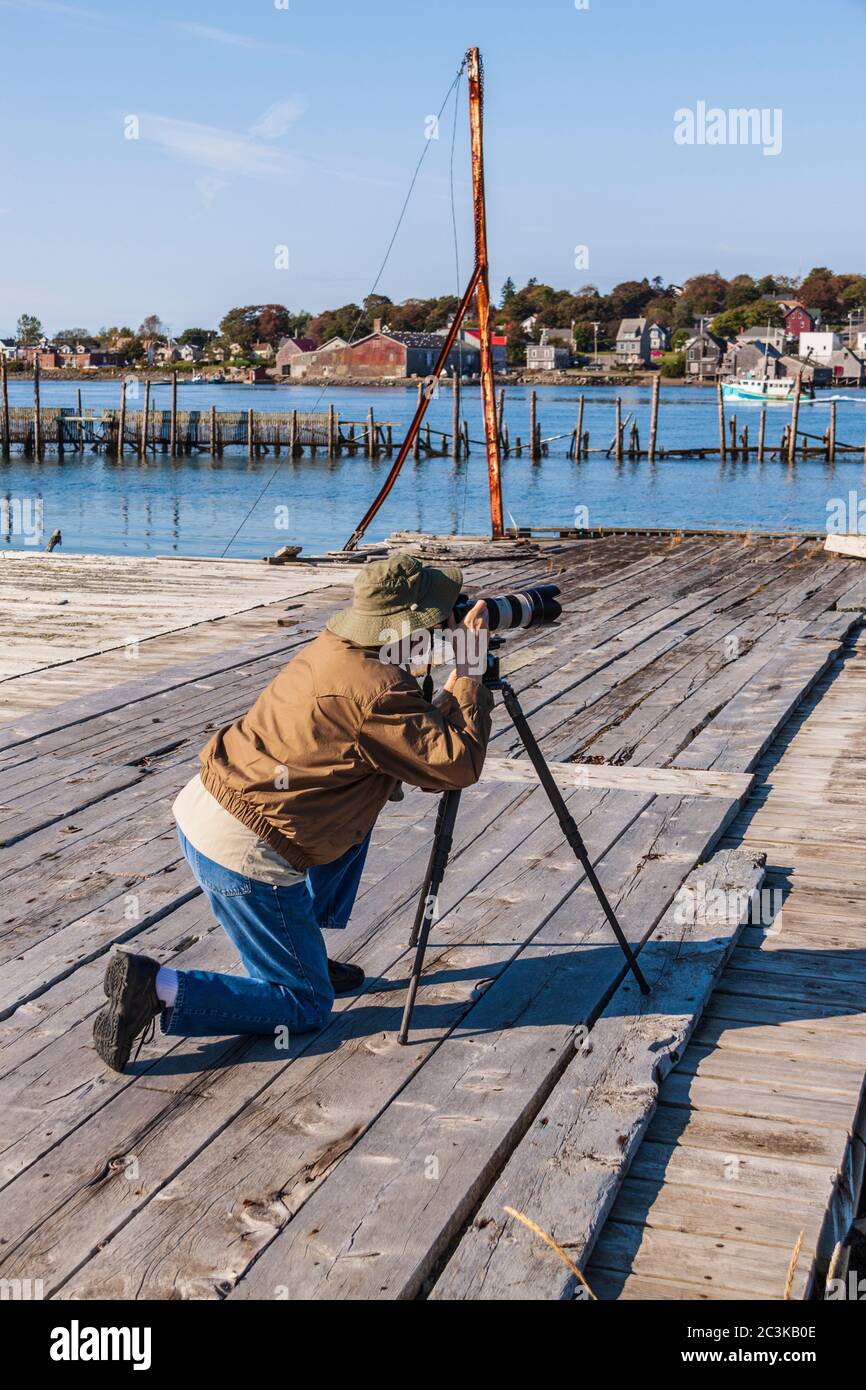 Photographe prenant des photos de Lubec, Maine, village de pêcheurs et phare de Mulholland sur l'île Campobello, Nouveau-Brunswick, Canada. Banque D'Images