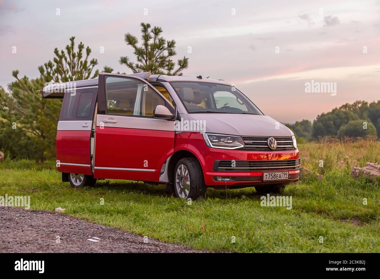Saint-Pétersbourg, Russie - 22 juillet 2019 : Volkswagen Multivan  California Ocean (transporteur), moderne couleur rouge et blanc. Est garée  dans la forêt au lever du soleil. Vue avant avec portes ouvertes Photo  Stock - Alamy
