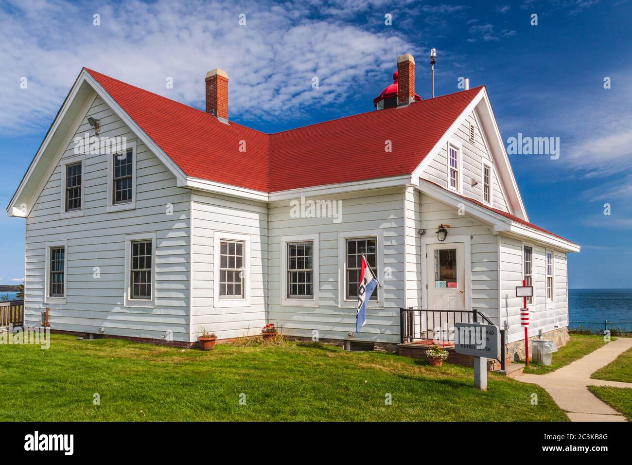 Phare de West Quoddy Head à Lubec, Maine, construit en 1808 (et remplacé en 1831 et de nouveau en 1858) à l'entrée de la baie Passamaquoddy. Banque D'Images