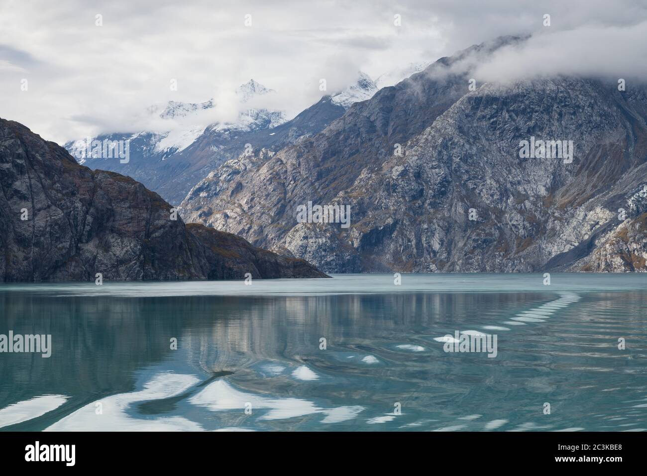 Le glacier Johns Hopkins de Johns Hopkins Inlet, dans le parc national et réserve de Glacier Bay, Hoonah–Angoon, Alaska. Banque D'Images