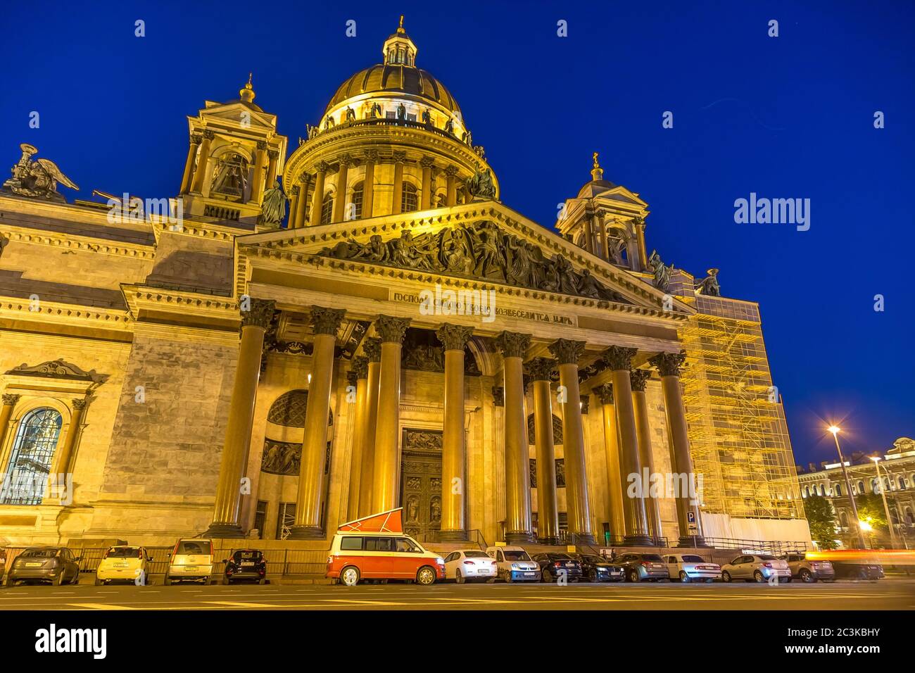 Saint-Pétersbourg, Russie - 22 juillet 2019 : Volkswagen Multivan California Ocean (transporteur T6), de couleur rouge et blanc. Garé pour la nuit dans la rue en face de la cathédrale. Banque D'Images